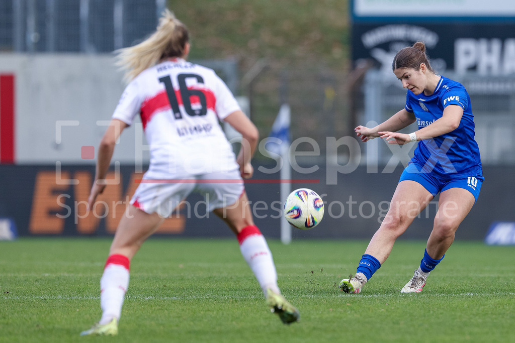 Fussball, 2. Frauen-Bundesliga, SV Meppen - VfB Stuttgart | Anouk Blaschka (SV Meppen, 10) am Ball, Einzelbild, Ganzkörper, Aktion, Action, Spielszene, DIE DFB-RICHTLINIEN UNTERSAGEN JEGLICHE NUTZUNG VON FOTOS ALS SEQUENZBILDER UND/ODER VIDEOÄHNLICHE FOTOSTRECKEN. DFB REGULATIONS PROHIBIT ANY USE OF PHOTOGRAPHS AS IMAGE SEQUENCES AND/OR QUASI-VIDEO.
