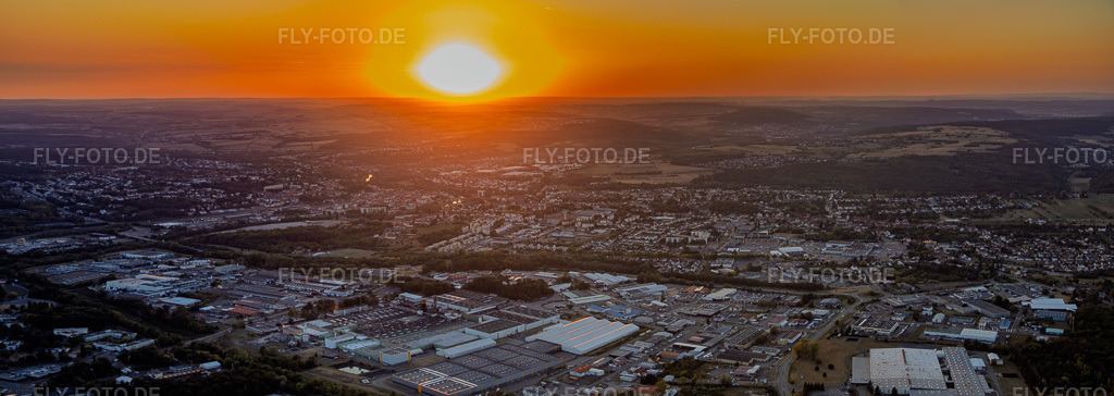 Luftbild: Sonnenuntergang über dem Industriegebiet im Ortsteil Zone Industrielle du Grand Bois in Saargemünd im Bundesland Moselle in Frankreich. – Foto: IMG_158618-Pano.jpg vom 14.08.2026 durch Werner Riehm/FLY-FOTO.de – Auflösung des Originals: 12384 x 4408 px