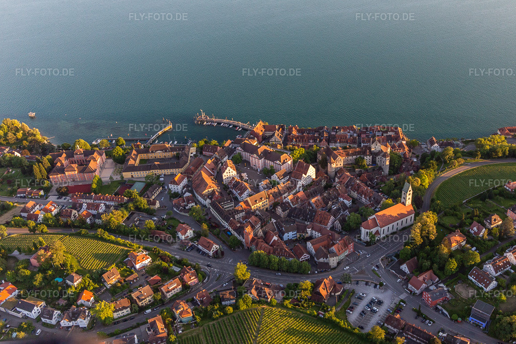 Luftbild: Historische Altstadt von Meersburg in Meersburg im Bundesland Baden-Württemberg in Deutschland. Foto: IMG_132142.jpg vom 26.05.2022 durch Werner Riehm/FLY-FOTO.deStadt Meersburg