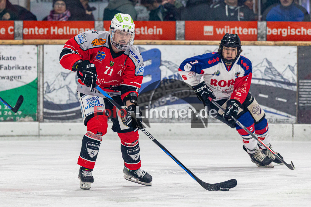 TSV Peißenberg Miners vs ESC Dorfen Eispiraten | Eishockey Bayernliga 2023/2024, TSV Peißenberg Miners vs ESC Dorfen Eispiraten, 20231229,
Manuel SINGER (Miners 71) in Aktion,
2023-12-29 in Peißenberg (Eisstadion)
71 Manuel SINGER (Miners 71), 3 Felix WIEDENHOFER (Eispiraten 3)
Copyright: WolfgangxLindner foto-lindner.de