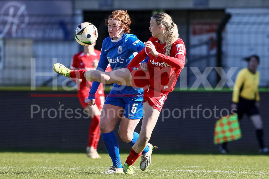 Fussball, 2. Frauen-Bundesliga, SV Meppen - SC Freiburg II | v.li.: Lena Göppel (SV Meppen, 5) und Mia-Lena Maas (SC Freiburg II, 4) im Zweikampf, Duell, Dynamik, Aktion, Action, Spielszene, DIE DFB-RICHTLINIEN UNTERSAGEN JEGLICHE NUTZUNG VON FOTOS ALS SEQUENZBILDER UND/ODER VIDEOÄHNLICHE FOTOSTRECKEN. DFB REGULATIONS PROHIBIT ANY USE OF PHOTOGRAPHS AS IMAGE SEQUENCES AND/OR QUASI-VIDEO.
