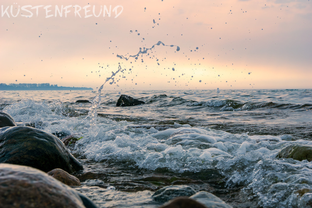 Nachmittags-Sonne am Meer // Fotoserie Sunset & Splash | Entdecke deine Lieblingslandschaft von der Küste – auf Ostsee Leinwand, Nordsee Leinwand, Alu Dibond oder Acrylglas, passend für jeden Geschmack und Raum.