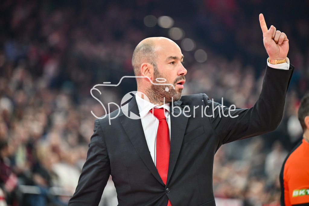 FC Bayern Basketball - AS Monaco Basket | MUNICH, GERMANY - 05. FEBRUARY: im Bild Vassilis SPANOULIS Trainer AS Monaco Basket / Einzelfoto / Freisteller während dem Match zwischen dem FC Bayern Basketball und dem AS Monaco Basket am 27. Spieltag der EuroLeague im SAP GARDEN
