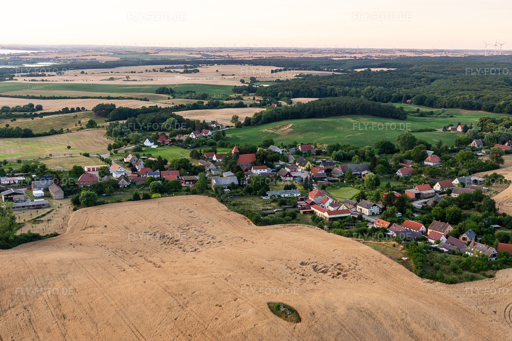 Luftbild: Ortsansicht von Norden im Ortsteil Melzow in Oberuckersee im Bundesland Brandenburg in Deutschland. Foto: IMG_116352.jpg vom 17.07.2019 durch Werner Riehm/FLY-FOTO.de