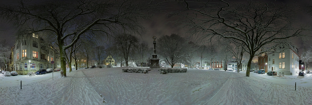 Straßburgerplatz, Osnabrück | Bei -10°C im Winter 2010 entstand dieses Panorama auf dem Straßburgerplatz am Westerberg in Osnabrück. Es zeigt ein Ehrenmal aus dem 19. Jahrhundert, das an die Gefallenen des deutsch-französischen Krieges 1870-71 erinnert. Heute befindet sich auf der Säule die Friedensskulptur „Die schützende Torsion“, die 2012 von Schülerinnen des Ratsgymnasiums Osnabrück entworfen wurde. - Realisiert mit Pictrs.com