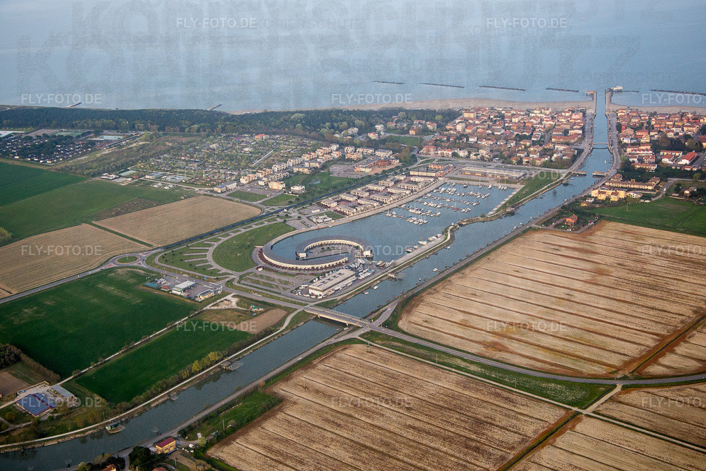 Yachthafen mit Sportboot- Anlegestellen und Bootsliegeplätzen am Uferbereich Marina di Porto Reno in Casalborsetti in Emilia-Romagna | Luftbild: Yachthafen mit Sportboot- Anlegestellen und Bootsliegeplätzen am Uferbereich Marina di Porto Reno in Casalborsetti in Emilia-Romagna in Ravenna im Bundesland Ravenna in Italien. Foto: IMG_087368.jpg vom 05.04.2016 durch Werner Riehm/FLY-FOTO.de - Realisiert mit Pictrs.com