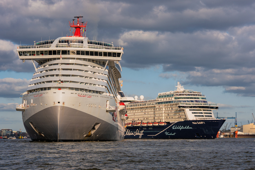 Valiant Lady + Mein Schiff 1 | Valiant Lady wird bei ihrem Erstanlauf in Hamburg von der mein Schiff 1 passiert. - Realisiert mit Pictrs.com