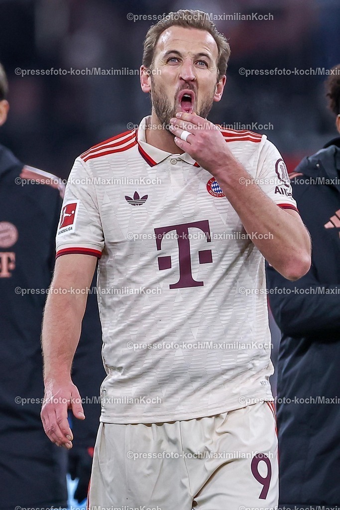 Lev15022501316 | 15.02.2025, Fußball, Bayer 04 Leverkusen - FC Bayern München, 1. Fußball Bundesliga, 22. Spieltag, BayArena, Saison 2024 2025: Harry Kane (FC Bayern #9) Grimasse Enttäuschung Gesicht Kinn Schmerzen MimikDFB regulations prohibit any use of photographs as image sequences and or quasi-video.