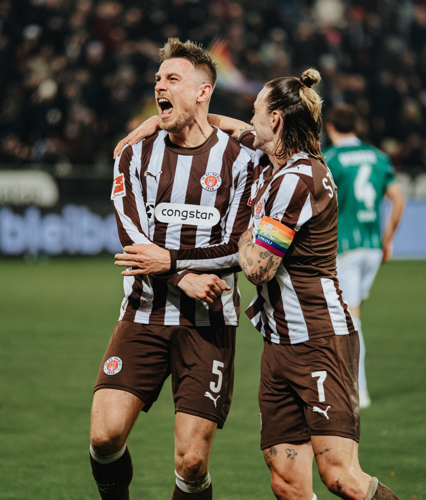 FCS07851 | Der offizielle Shop für FC St. Pauli Fotos. Wähle aus Spielszenen & Fanmomenten dein FCSP Wunschformat. Wir liefern Millerntor-Atmosphäre.