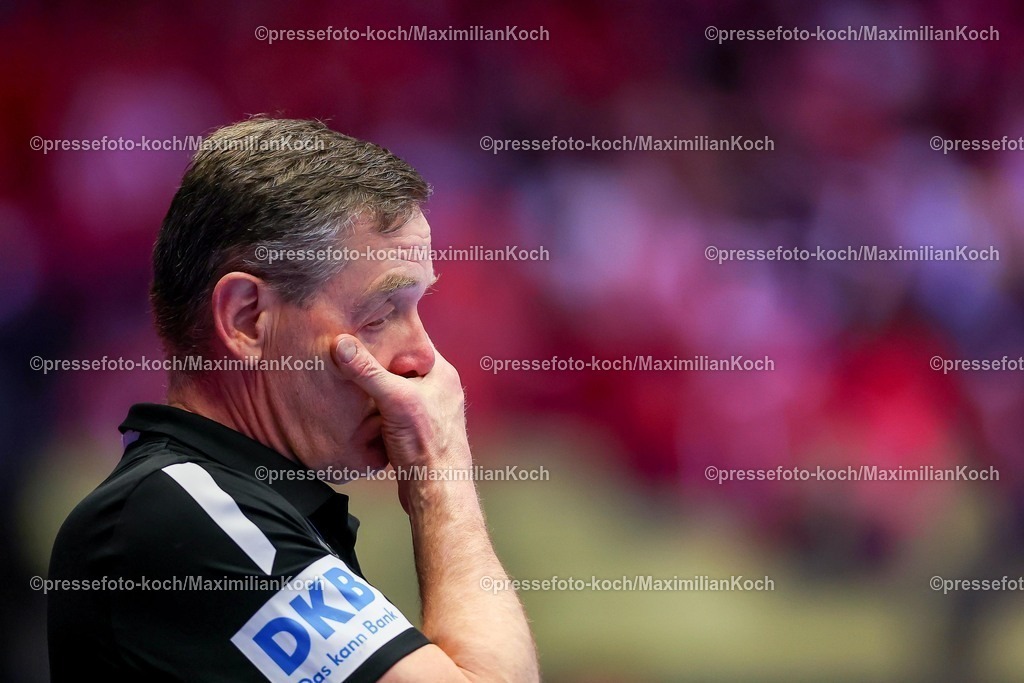 EHF26012603105 | 26.01.2026, Handball, Men's EHF EURO 2026, Deutschland - Dänemark, Jyske Bank Boxen in Herning, Dänemark, Main Round: Enttäuschte Gesichter bei der Deutschen Mannschaft nach der Niederlage gegen Dänemark. Headcoach Alfred Gislason (Germany #hc) gestikulierend am Spielfeldrand  enttäuscht Enttäuschung 