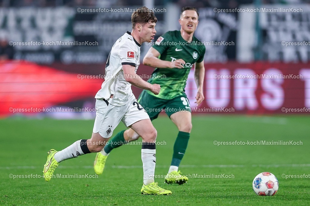 BMG13122502162 | 13.12.2025, Fußball, Borussia Mönchengladbach - VfL Wolfsburg, 1. Fußball Bundesliga, 14.Spieltag, Borussia-Park, Saison 2025 2026: Lukas Ullrich&nbsp;(Borussia Mönchengladbach #26) im Zweikampf gegen  Yannick Gerhardt&nbsp;(VfL Wolfsburg #31)  DFB regulations prohibit any use of photographs as image sequences and or quasi-video.
