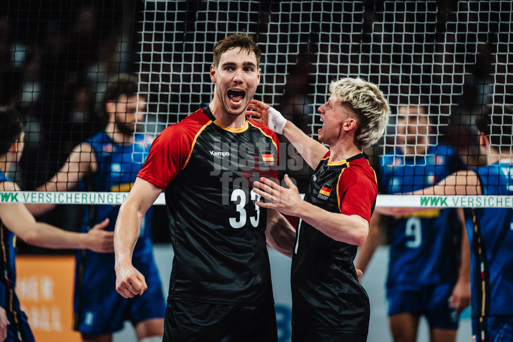 Volleyball | Männer | Testspiel | Deutschland vs. Italien | 26.05.2025 | v.l. Simon Torwie (#33, Deutschland) und Fabian Hosch (#1, Deutschland) jubeln
