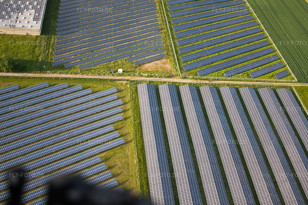 Luftbild: Panelreihen der Photovoltaikanlage und Solarpark bzw. Solarkraftwerk im Ortsteil Bredenborn in Marienmünster im Bundesland Nordrhein-Westfalen in Deutschland. Foto: IMG_65487.jpg vom 24.05.2014 durch Werner Riehm/FLY-FOTO.de