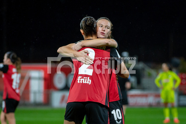 20240927_NSZ_7488 | Selina Ostermeier (Bayer Leverkusen,No.02) und Synne Skinnes Hansen (Bayer Leverkusen,No.10) umarmen sich nach dem SiegDEU, Leverkusen, 27.09.2024 Fußball, Frauen, Google Pixel Frauen-Bundesliga, Saison 2024/2025, 4. Spieltag, Bayer 04 Leverkusen - TSG HoffenheimDIE DFB-RICHTLINIEN UNTERSAGEN JEGLICHE NUTZUNG VON FOTOS ALS SEQUENZBILDER UND/ODER VIDEOÄHNLICHE FOTOSTRECKEN - Realisiert mit Pictrs.com