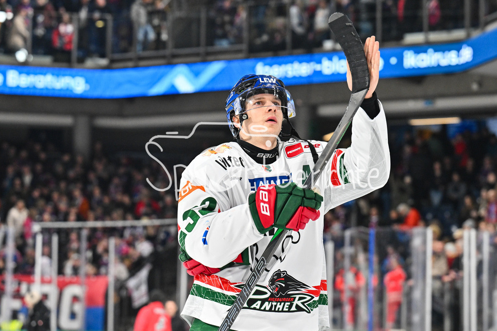 Nürnberg Ice Tigers - Augsburger Panther | NUREMBERG, GERMANY - 23. JANUARY: Hängende Köpfe bei den Spielern der Gäste nach dem Match zwischen den Nürnberg Ice Tigers und den Augsburger Panthern am 42. Spieltag der Penny DEL in der PSD Bank Nürnberg Arena / Tim WOHLGEMUTH (Augsburger Panther 33)