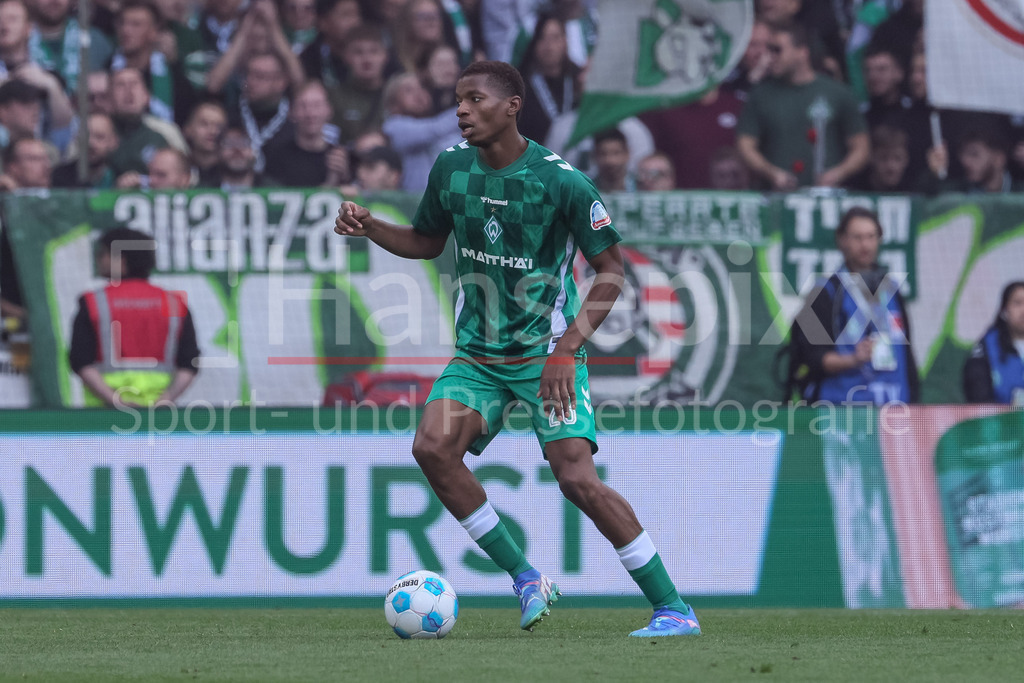Fussball, Bundesliga, SV Werder Bremen - SC Freiburg | v.li.: Skelly Alvero (SV Werder Bremen, 28) am Ball, Freisteller, Einzelbild, Ganzkörper, Aktion, Action, Spielszene, DIE DFL-RICHTLINIEN UNTERSAGEN JEGLICHE NUTZUNG VON FOTOS ALS SEQUENZBILDER UND/ODER VIDEOÄHNLICHE FOTOSTRECKEN. DFL REGULATIONS PROHIBIT ANY USE OF PHOTOGRAPHS AS IMAGE SEQUENCES AND/OR QUASI-VIDEO.