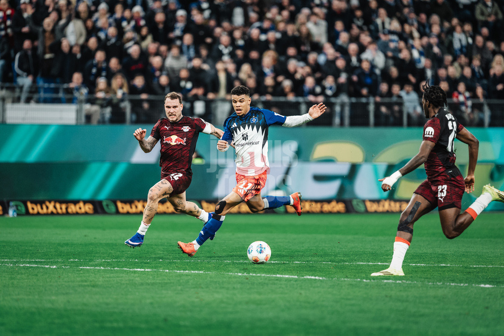 Fußball | Männer | Saison 2025/2026  | Fußball-Bundesliga | 16. Spieltag | FC St. Pauli vs. RB Leipzig | 27.01.2026 | v.l. David Raum (#22, RB Leipzig) und Ransford-Yeboah Königsdörffer (#11, HSV)