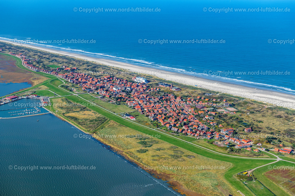 Juist_ELS_6592091022 | JUIST 09.10.2022 Inselbereich Juist mit dem Ortskern und Uferberich und Strand in Juist im Bundesland Niedersachsen, Deutschland. Weiterführende Informationen bei: Inselgemeinde und Kurverwaltung Juist. // Island area Juist with the village center in Juist in the state Lower Saxony, Germany. Further information at: Inselgemeinde und Kurverwaltung Juist. Foto: Martin Elsen