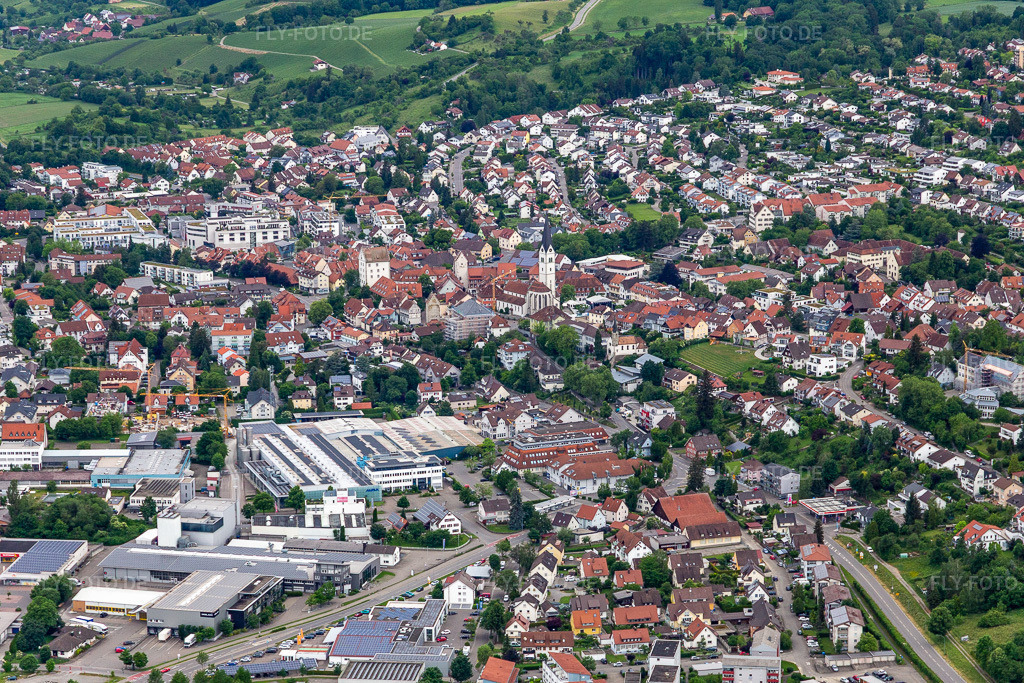 Luftbild:  in Markdorf im Bundesland Baden-Württemberg in Deutschland. – Foto: IMG_131994.jpg vom 26.05.2022 durch Werner Riehm/FLY-FOTO.de – Auflösung des Originals: 5472 x 3648 px – Stadt Markdorf