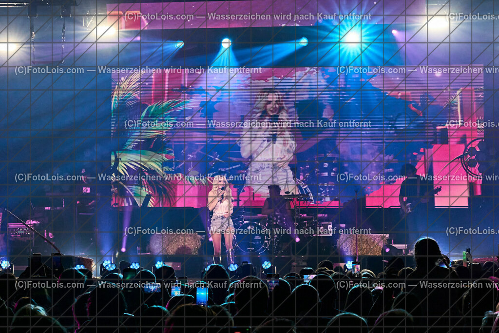 ALP4966_BergBauernTour-Konzert_Naschenweng Melissa | (C)FotoLois.com, Alois Spandl, BergBauernTour 2023 - Melissa Naschenweng, Tourstop in Wieselburg, Konzert im NV-Forum Wieselburg, Sa 8. April 2023.