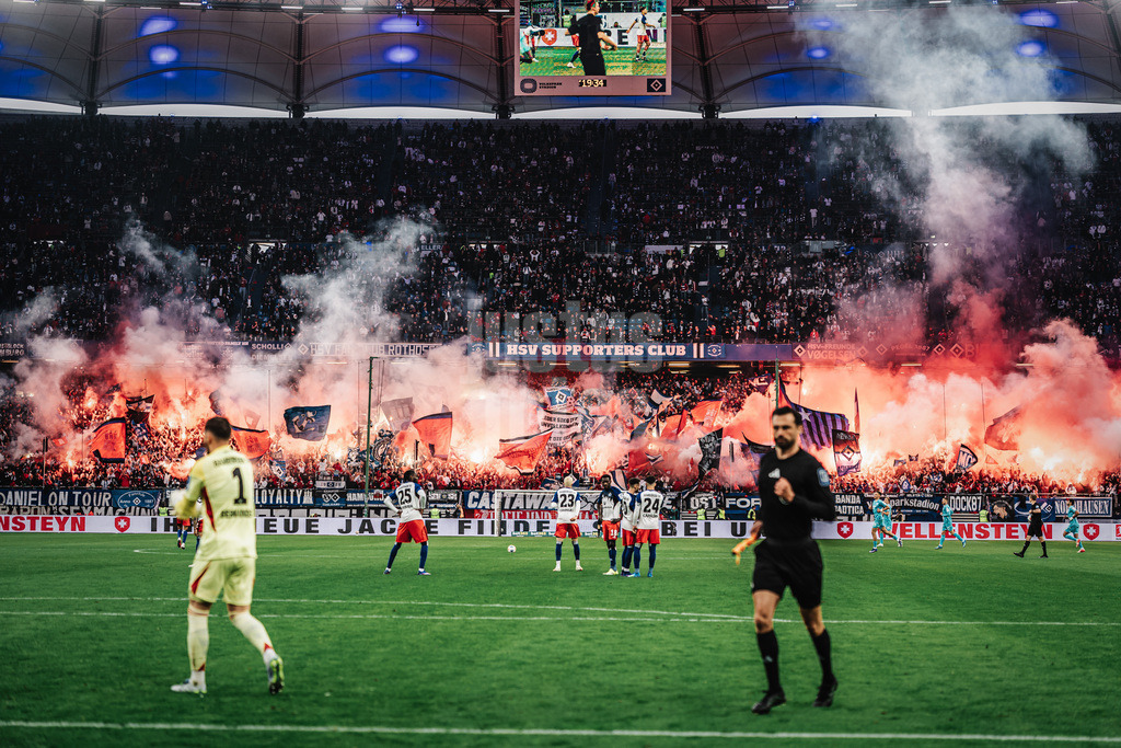 Fußball | Männer | Saison 2025/2026 | 1. Fußball-Bundesliga | 31. Spieltag | Hamburger SV vs. TSG Hoffenheim | 25.04.2026 | Pyrotechnik der HSV Fans in der Nordkurve verzögert den Anpfiff der zweiten Halbzeit