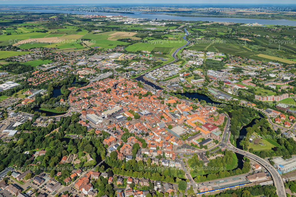 Stade Altstadt_ELS_4242220823 | Luftbilder aus Norddeutschland. Die große Luftbild Bilddatenbank von Sylt, Amrum, Föhr, Büsum, Cuxhaven, Hamburg, Bremen, Bremerhaven, Cuxhaven, Langeoog, Norderney, Borkum, Emden, Nordsee, Ostsee, Flensburg, Kiel, Stralsund, Rostock, Darß, Rügen, Usedom