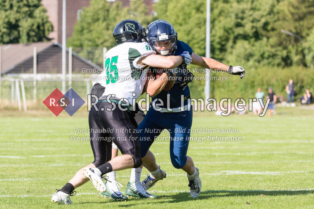 American Football, Saison 2022, Regionalliga Nord, Hamburg Blue Devils - Oldenburg Knights, Dr.-Hermann-Schnell-Sportplatz (Hamburg), 06.08.2022, 07. Gameweek | Felix Marterer (#35, Oldenburg, LB) stoppt Marius Fiedler (#28, Blue Devils, RB).