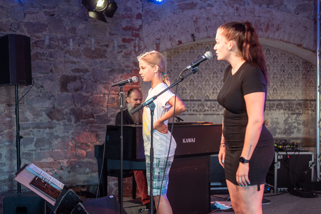 Karaoke mit Liveband | Karaoke mit Forster Family im Forte Belvedere Leisnig zum Festival Hallo Leisnig 2022. - Realisiert mit Pictrs.com