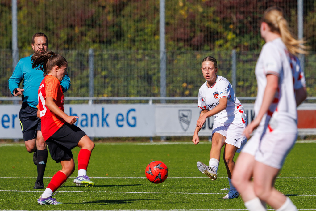 FCHHÜT_251003_3288 | 1.FC Heidenheim 1846 II vs. TSV Hüttlingen, Fußball, Frauen, Bezirkspokal, 2025/2026, 1.Runde, 03.10.2025 in Mergelstetten, Sportplatz 2(Foto: Michael Bulling) - Realisiert mit Pictrs.com