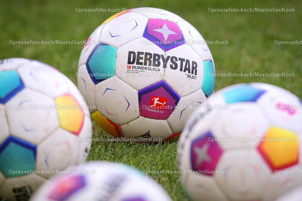 RWE06012402073 | 06.01.2024, Essen, Fußball, Herren, Stadion an der Hafenstraße, Testspiel, Rot-Weiss Essen – 1. FC Köln:  Der offizielle Spielball der 1.Bundesliga Derbystar Select liegt auf dem rasen. 
DFB regulations prohibit any use of photographs as image sequences and or quasi-video.