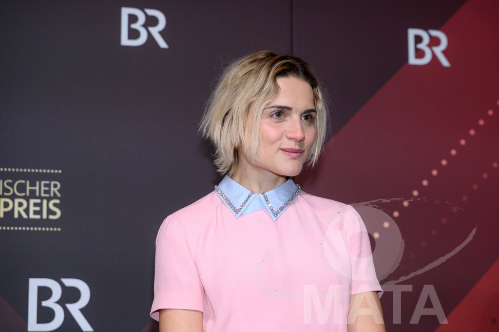 _DWI5407 | Mala Emde bei der Verleihung des 47. Bayerischen Filmpreises 2026  im Prinzregententheater. München, Deutschland. Der Bayerische Filmpreis wird seit 1979 von der Bayerischen Staatsregierung verliehen, um die Bedeutung des Kinofilms als Kulturgut herauszustellen - Realisiert mit Pictrs.com