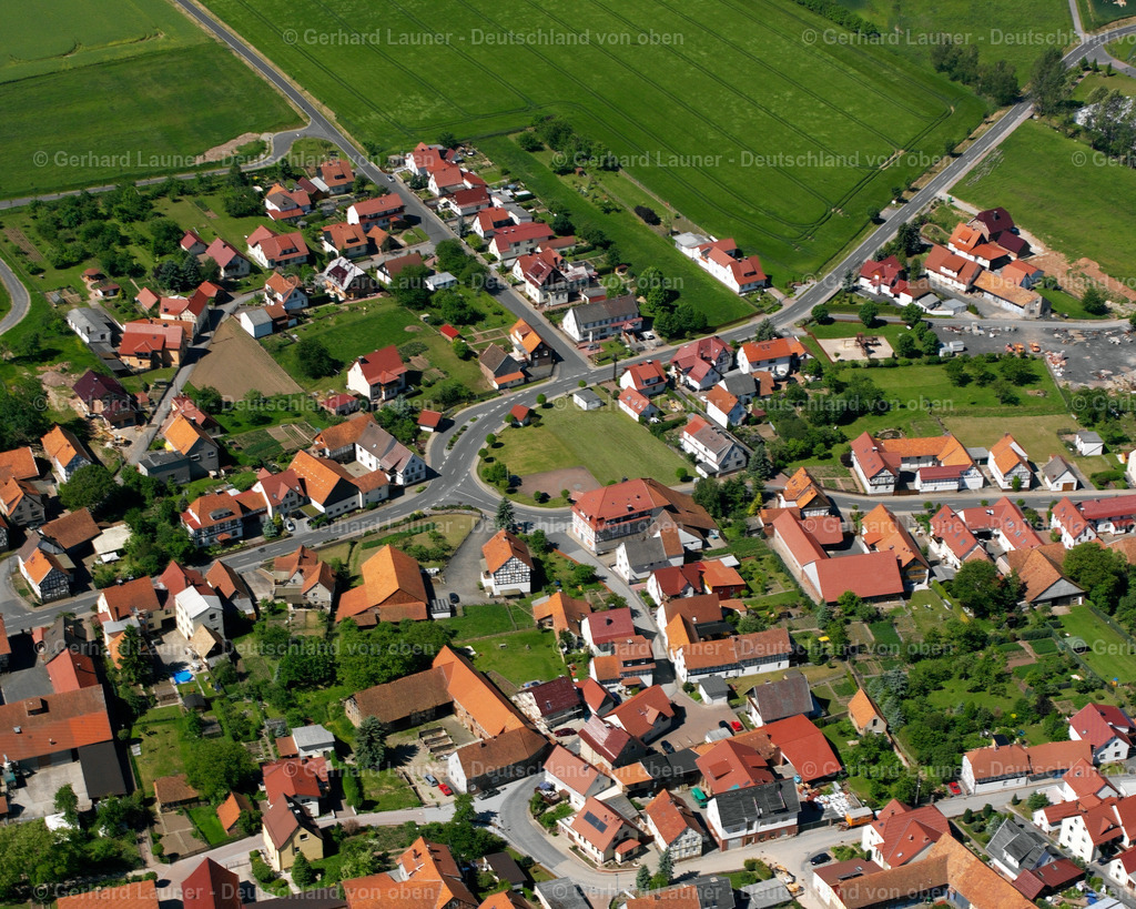 2634076 | GERBERSHAUSEN 09.06.2006 Landwirtschaftliche Nutzflächen und Feldgrenzen  umsäumen das Siedlungsgebiet des Dorfes in Gerbershausen im Bundesland Thüringen, Deutschland // Agricultural land and field boundaries surround the settlement area of the village  in Gerbershausen in the state Thuringia, Germany Foto: Gerhard Launer