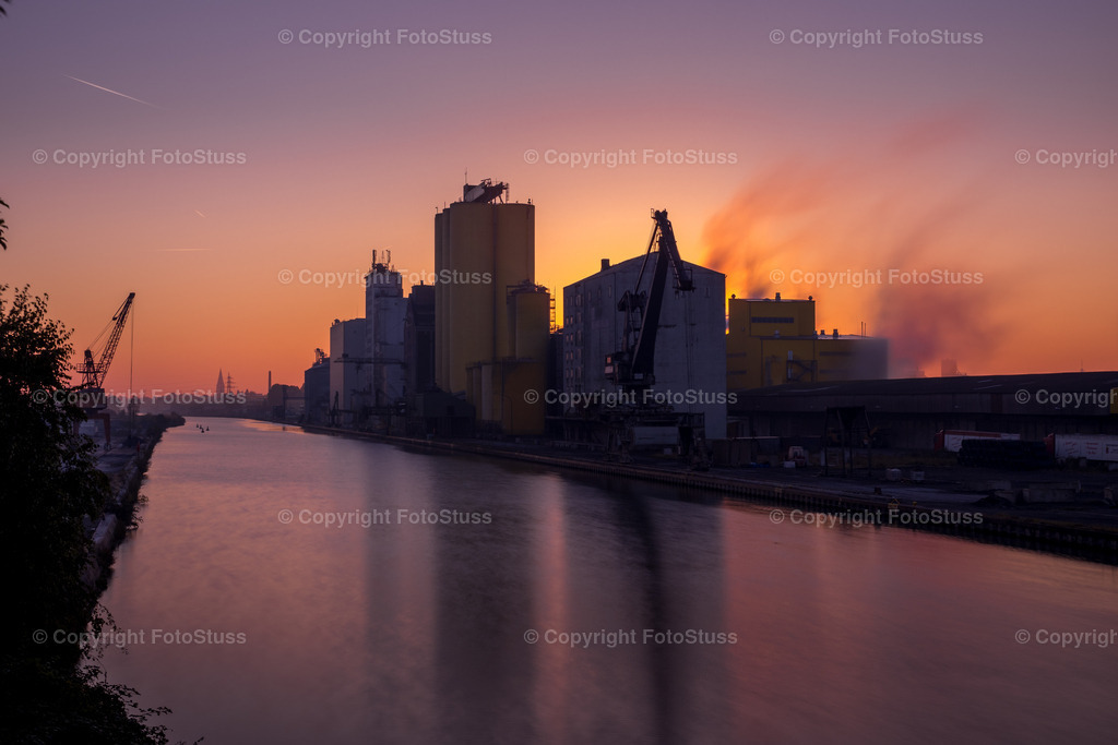 Sonnenaufgang am Hammer Hafen | Es ist kalt, der Himmel ist frei von Wolken und ein interessanter Vordergrund. Das perfekte Rezept und eine Belohnung für das frühe Aufstehen an diesem morgen. Der Hammer Hafen strahlt an diesem Tag eine herrliche Ruhe aus. - Realisiert mit Pictrs.com