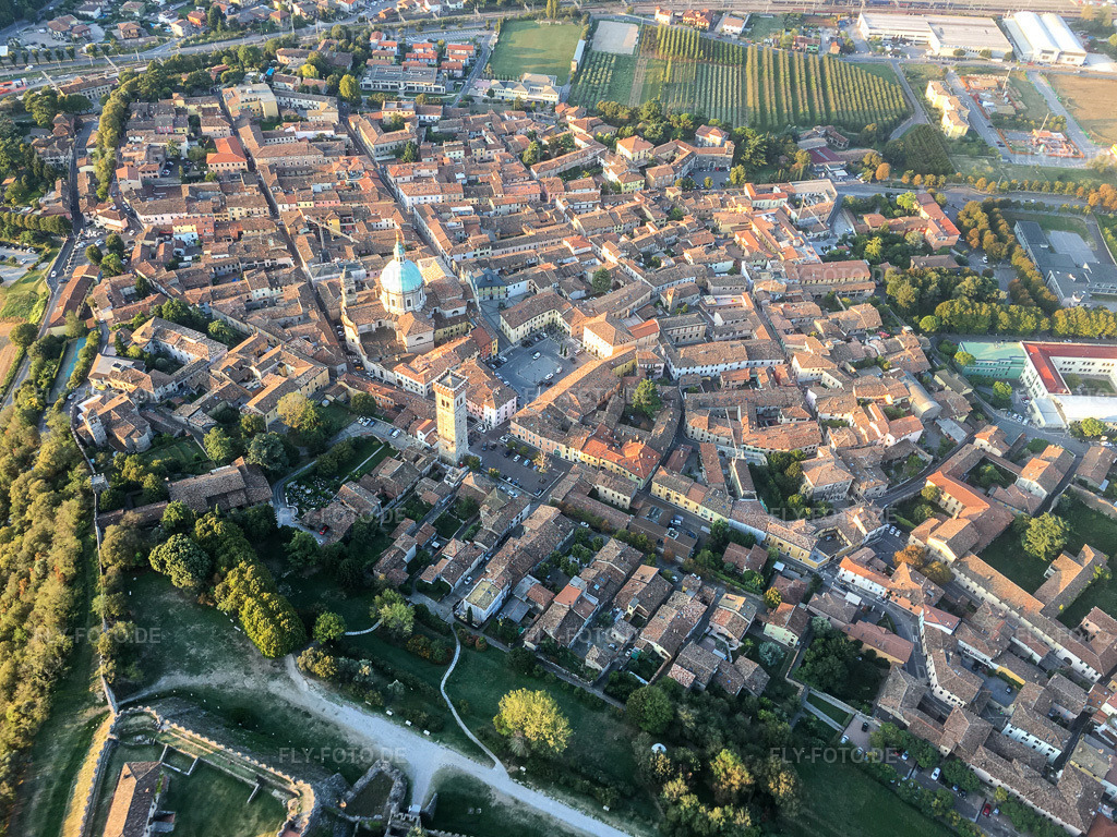 Luftbild: Basilica di San Giovanni Battista in Lonato del Garda im Bundesland Brescia in Italien. Foto: IMG-135020.jpg vom 23.09.2022 durch Werner Riehm/FLY-FOTO.de
