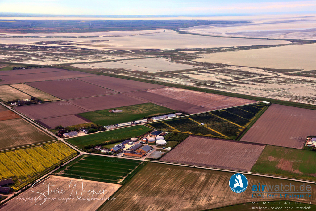 Luftbild GP JOULE | GP JOULE ist ein integrierter Energieversorger, der in allen Bereichen der Energie-Wertschöpfungskette aktiv ist, von der Erzeugung bis zur Nutzung. Das Unternehmen plant, baut und führt Solar- und Windparks, errichtet Wasserstoffinfrastrukturen, realisiert Nahwärmenetze und setzt E-Mobilität für Unternehmen und Kommunen um. GP JOULE beliefert Kunden mit Strom und ermöglicht Bürgerinnen und Bürgern die Beteiligung an erneuerbaren Energieprojekten.