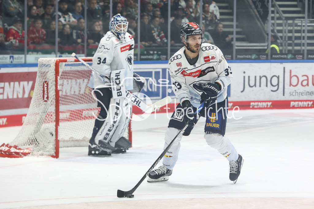 Augsburger Panther - ERC Ingolstadt | Charles BERTRAND (ERC #33) am PUck