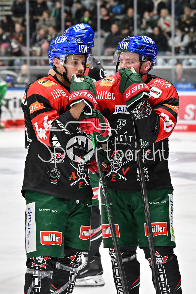 Augsburger Panther - Iserlohn Roosters | Die Pantherspieler Nolan ZAJAC (Augsburger Panther #44) und Cody KUNYK (Augsburger Panther #20) unterhalten sich im Powerbreak / DEL: Augsburger Panther - Iserlohn Roosters, Curt Frenzel Stadion am 17.11.2024