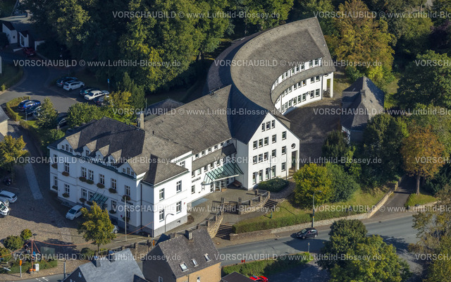 Schmallenberg230910938 | Luftbild, Halbrundes Rathaus mit Bürgerbüro, historisches Schmalen Haus, Schmallenberg, Sauerland, Nordrhein-Westfalen, Deutschland