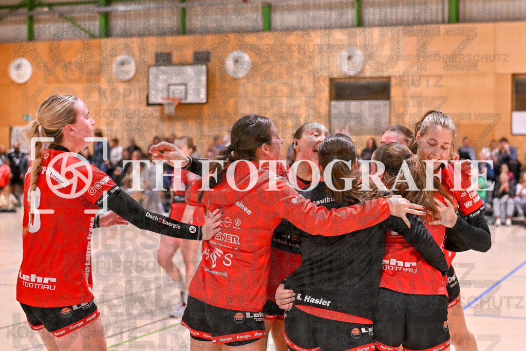 GER, SG Maulburg/Steinen - HSG Dreiland, Frauen-Handball, Oberliga Suedbaden, 3. Spieltag, Saison 2024/2025, 12.10.2024 | Jubel nach Spielende mit Celina Schick (SG Maulburg/Steinen, #08, Davina Schmidt (SG Maulburg/Steinen, #17), Maike Hartmann (SG Maulburg/Steinen, #22), Sharena Hasler (SG Maulburg/Steinen, #77), Laura Traeber (SG Maulburg/Steinen, #11), Miriam Wolpensinger (SG Maulburg/Steinen, #02)GER, SG Maulburg/Steinen - HSG Dreiland, Frauen-Handball, Oberliga Suedbaden, 3. Spieltag, Saison 2024/2025, 12.10.2024Foto: TH Fotografie/Thomas Hess