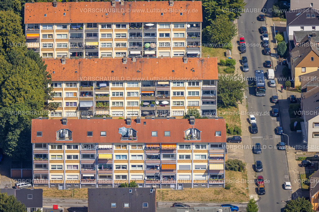 Hattingen220807783 | Luftbild, Mietshäuser Reihenhäuser, rote Dächer, Balkone, Sonnenschirme, Markisen, Dachterrasse, Rauendahlstraße, Baak, Hattingen, Ruhrgebiet, Nordrhein-Westfalen, Deutschland