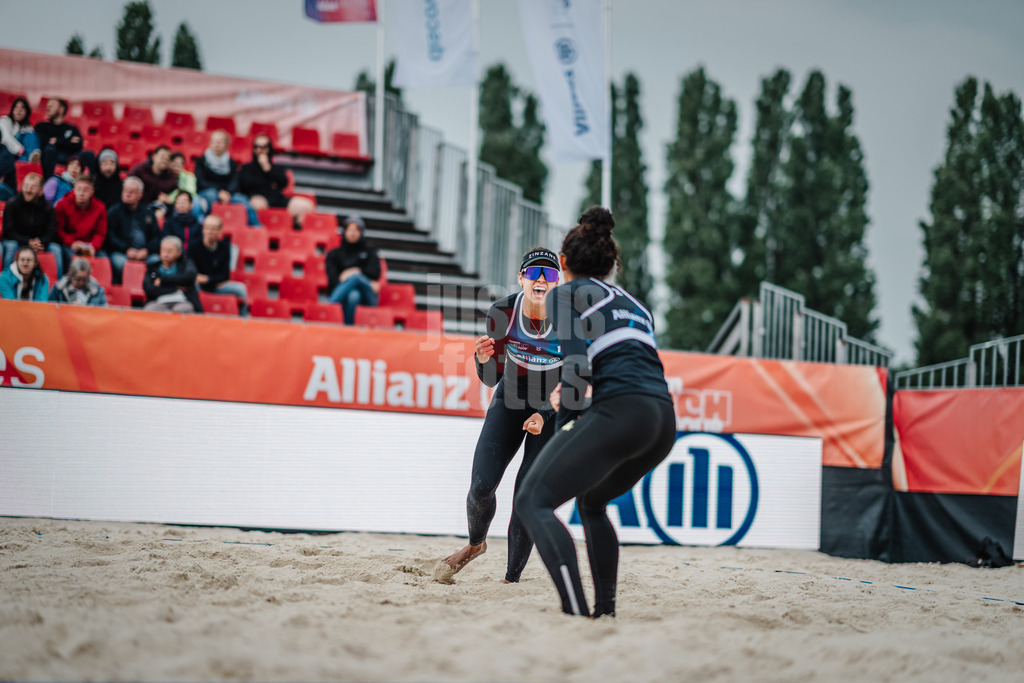 Beachvolleyball | Frauen | German Beach Tour 2024 | Tourstop Bremen | 07.06.2024 | Andressa Cavalcanti Ramalho (links, BRA) jubelt