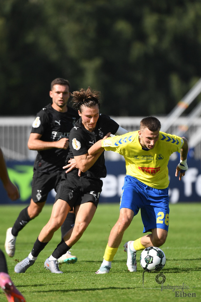 SV Atlas-Delmenhorst-Borussia Mönchengladbach | DFB-Pokal 1. Runde;SV Atlas Delmenhorst (gelb)-Borussia Mönchengladbach (schwarz) am 17.08.2025 in Oldenburg (Marschweg-Stadion), Photo: Philip Eiben 2025 - Realisiert mit Pictrs.com
