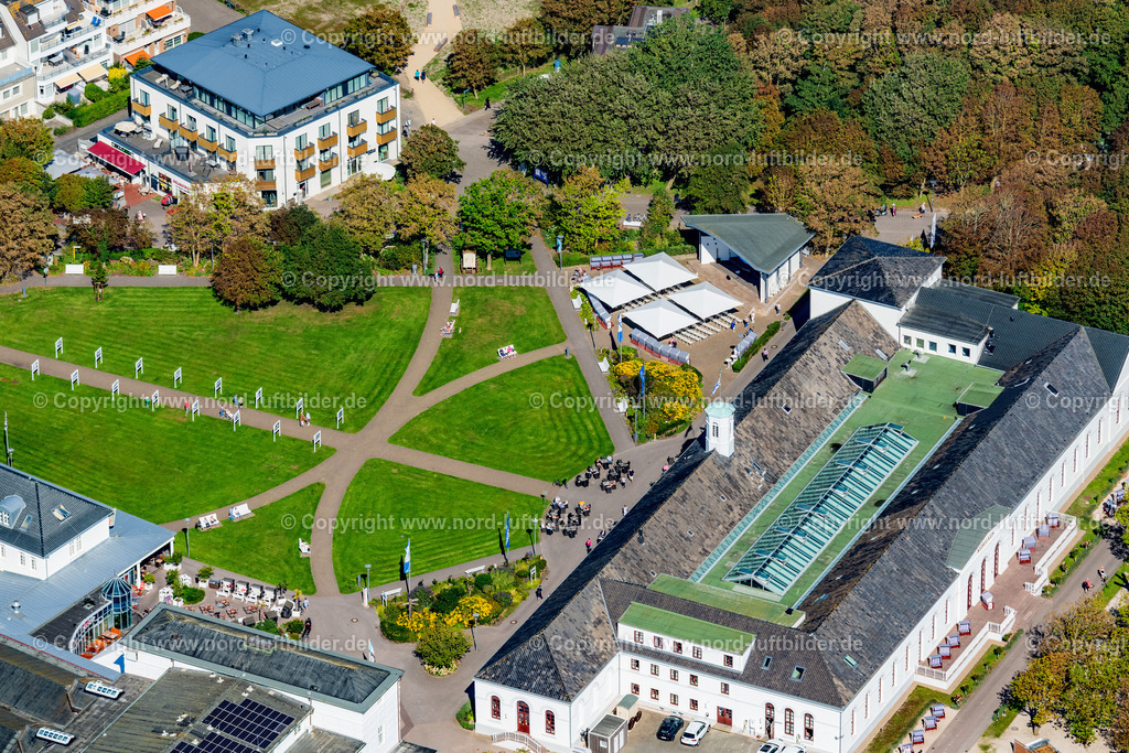 Norderney_Kurplatz_Konzertmuschel_ELS_7760050923 | NORDERNEY 05.09.2023 Musik- Konzert auf der Freilichtbühne " Konzermuschel " am Kurplatz auf der Insel Norderney im Bundesland Niedersachsen, Deutschland. // Music concert on the open-air stage "Konzermuschel" on the Kurplatz on the island of Norderney in the state Lower Saxony, Germany. Foto: Martin Elsen