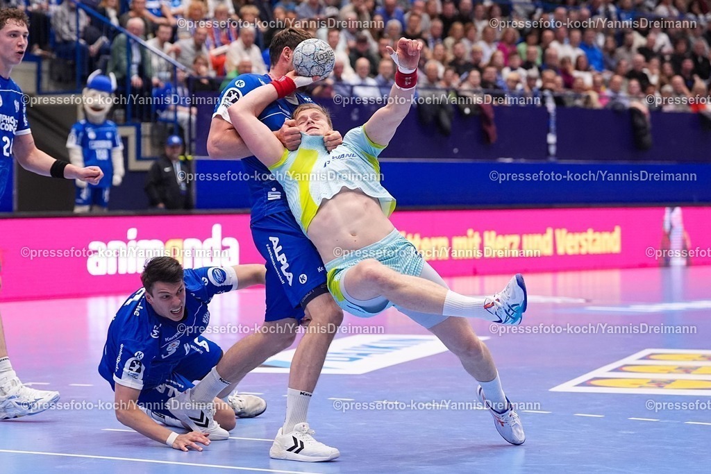 xYDRx05112501133 | 05.11.2025, xydrx, Handball, Achtelfinale DHB Pokal, TBV Lemgo Lippe - VfL Gummersbach, PHOENIX Contact-Arena: Hendrik Wagner (TBV Lemgo Lippe #28) im Zweikampf gegen Ellidi Vidarsson (VfL Gummersbach #4)