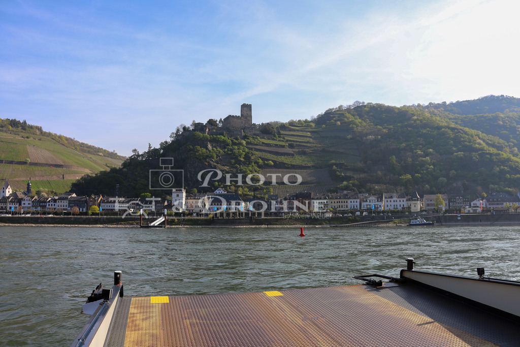 Burg Gutenfels-7822 | Die Fähre verbindet das linksrheinische Niederheimbach und das rechtsrheinische Kaub. - Realisiert mit Pictrs.com