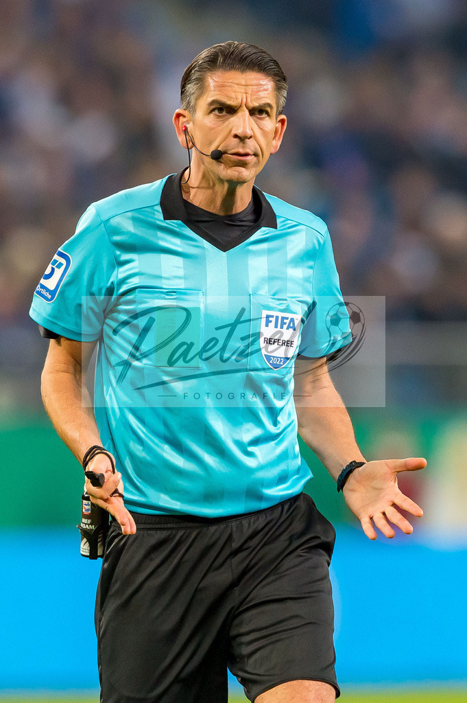 HSVSCF20220419_224 | Fussball, Herren: Referee Deniz Aytekin gestikuliert, Gestik beim DFB-Pokal-Halbfinalspiel zwischen Hamburger SV und SC Freiburg im Volksparkstadion am 19.04.2022 in Hamburg, Deutschland.DFB / DFL REGULATIONS PROHIBIT ANY USE OF PHOTOGRAPHS AS IMAGE SEQUENCES AND/OR QUASI-VIDEO. - Realisiert mit Pictrs.com