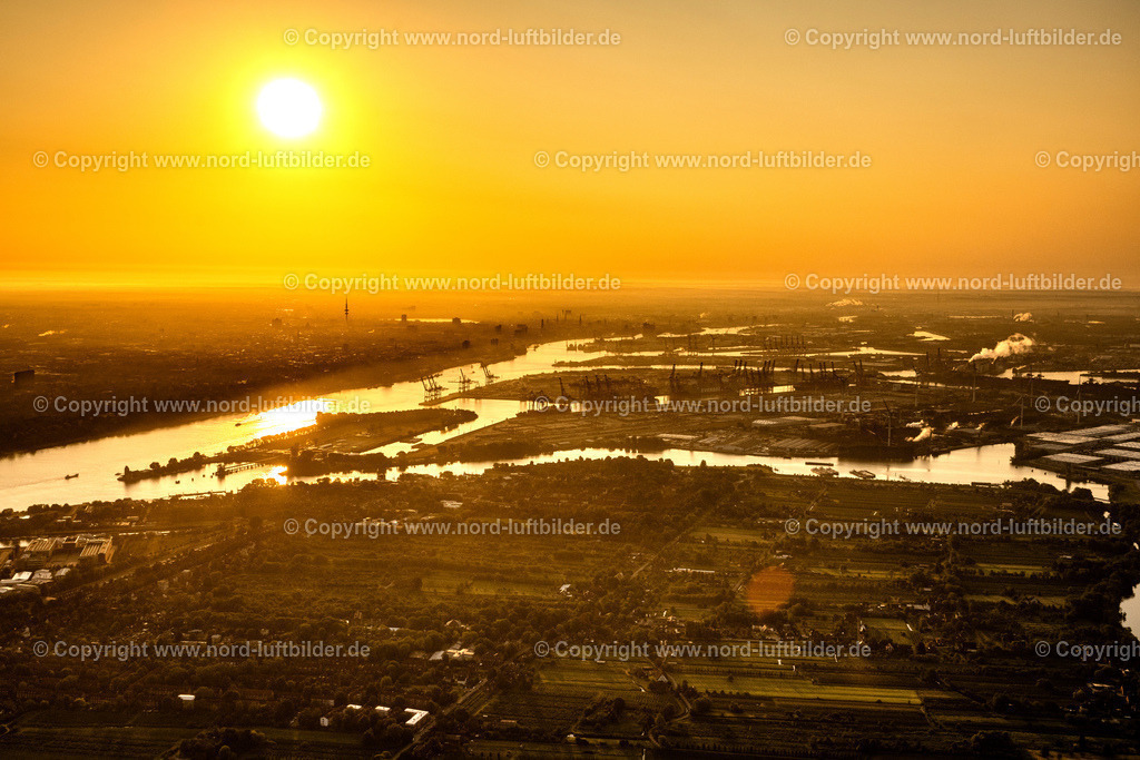 Hamburg_Finkenwerder_im_Sonnenaufgang_ELS_2904050623 | HAMBURG 05.06.2023 Stadtansicht am Ufer des Flußverlaufes der Elbe im Ortsteil Othmarschen in Hamburg, Deutschland. // City view on the river bank of the River Elbe in the district Othmarschen in Hamburg, Germany. Foto: Martin Elsen