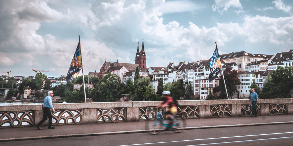 Auf der Mittleren Rheinbrücke mit Blick auf's Basler Münster | Schöne Fotografien aus der Stadt und der Natur zum bestellen oder selber hochladen. Druck auf Foto, Postkarte, Kalender, FineArt Hahnemühle, Alu-Dibond , Akustikbilder zur Absorption von Schall und Lärm etc. - Realisiert mit Pictrs.com