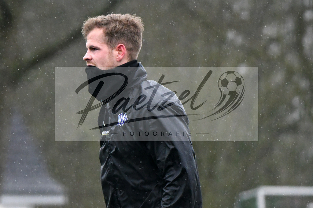 20200213_TRAOSN_0040 | Fussball, Herren: Joost van Aken (VfL Osnabrueck) schaut waehrend der Trainingseinheit des VfL Osnabrueck im Sportpark Illoshoehe am 13.02.2020 in Osnabrueck, Deutschland. - Realisiert mit Pictrs.com