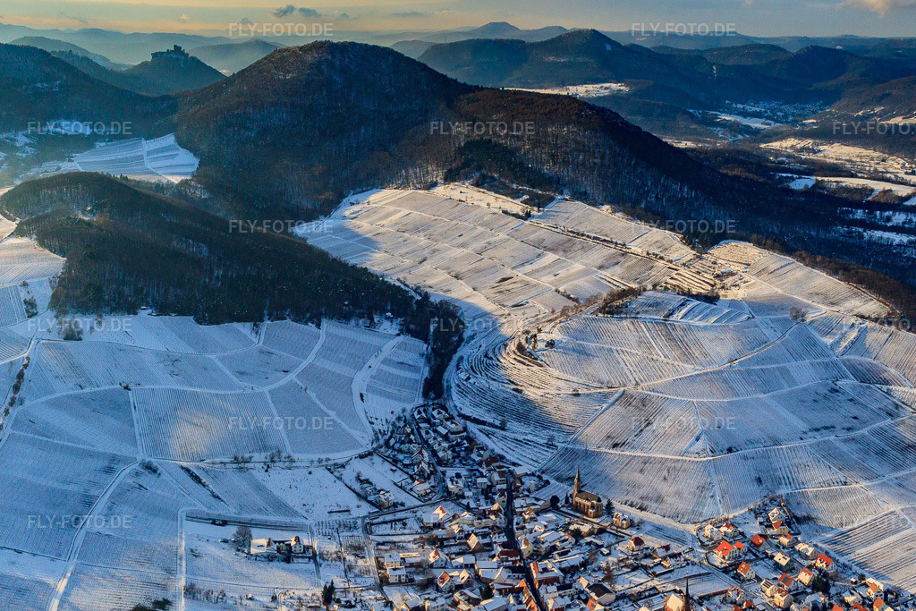 Luftbild: Winzerdorf unter der Weinlage Keschdebusch im Winter bei Schnee in Birkweiler im Bundesland Rheinland-Pfalz in Deutschland. Foto: IMG_36368-Pano.jpg vom 03.01.2011 durch Werner Riehm/FLY-FOTO.deAuflösung des Originals: 5148 x 3432 px